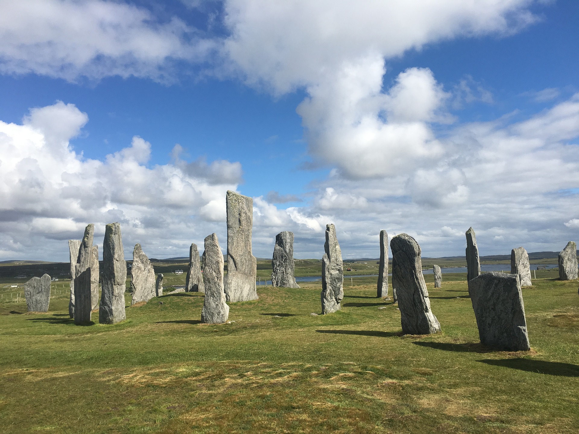 Standing stones. Камни Калланиш остров Льюис Шотландия. Менгиры Калланиша, Шотландия. Стоячие камни Калланиша, Шотландия. Внешние Гебридские острова Шотландии.
